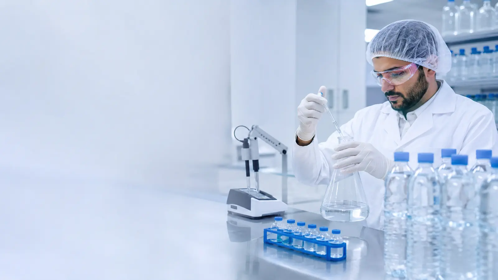 فحوصات جودة المياه في مختبر المصنع